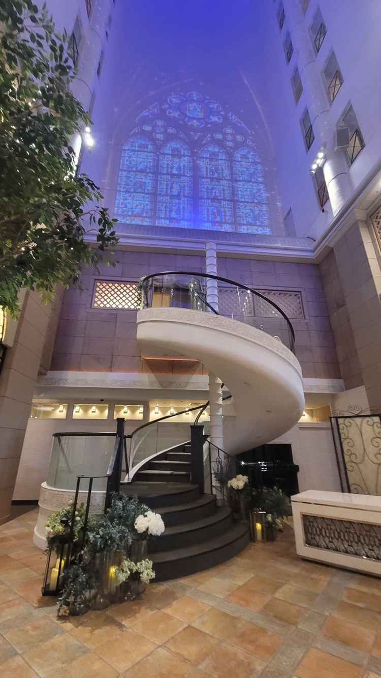 吹き抜けスペースのチャペル