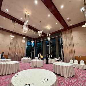 ここの披露宴会場でやりたいです。緑が多く、ジブリっぽいです