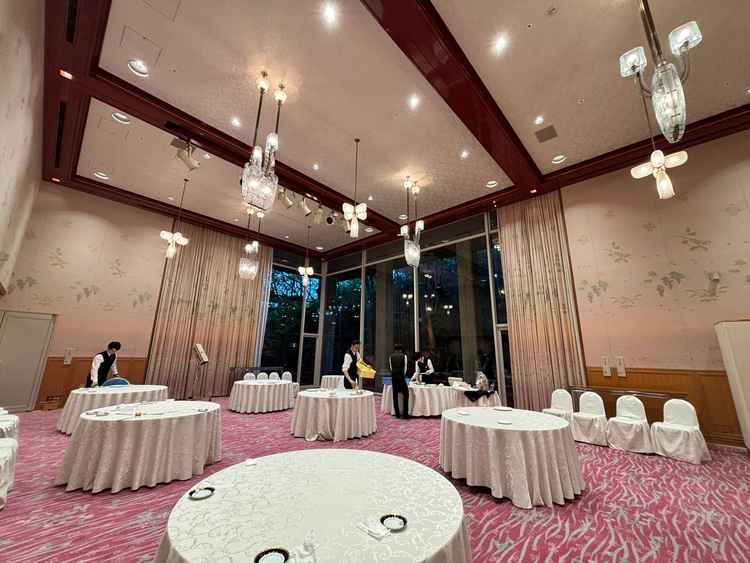 ここの披露宴会場でやりたいです。緑が多く、ジブリっぽいです