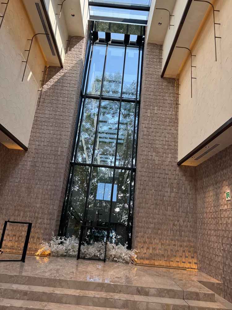 チャペルの写真。正面の天井まで続く高い窓が印象的でした。