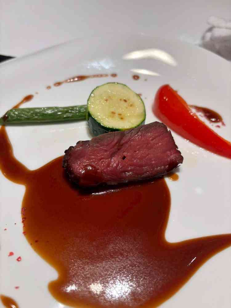 試食会の肉料理。ソースがお肉に合っていてとてもおいしかったです。