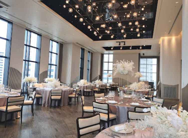 こちらの披露宴会場は窓が広く明るい印象です。