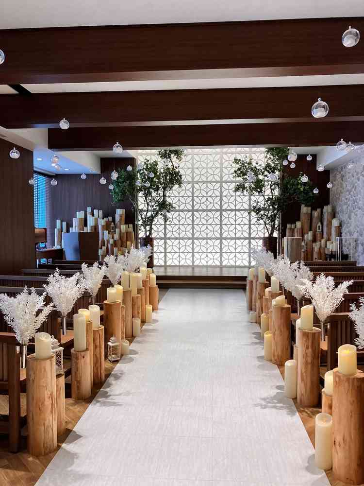 奥の壁は自然光のようで実はライト。天候に左右されないのが安心です。壁の模様もオシャレでした。