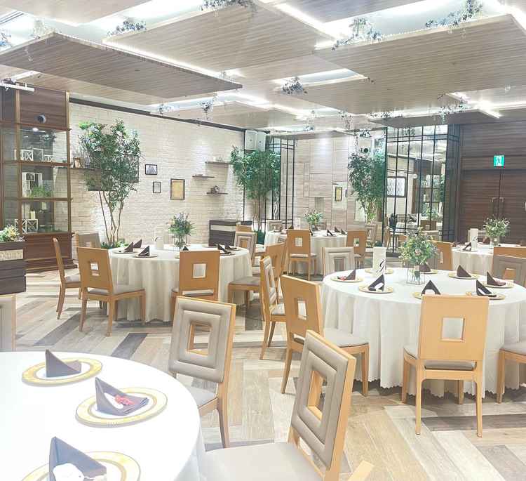 披露宴会場 オーブです。ナチュラルさや木目調が温かみを感じました。
