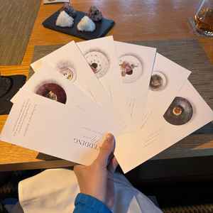 メニュー表です。料理の説明や写真がついていて特徴的でした。