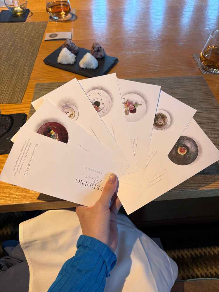 メニュー表です。料理の説明や写真がついていて特徴的でした。