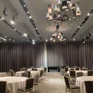 広い方の披露宴会場です。こちらは天井がとても高く豪華なイメージを感じました。