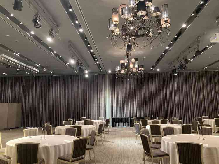 広い方の披露宴会場です。こちらは天井がとても高く豪華なイメージを感じました。