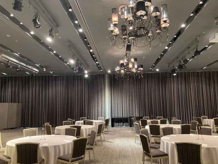 広い方の披露宴会場です。こちらは天井がとても高く豪華なイメージを感じました。