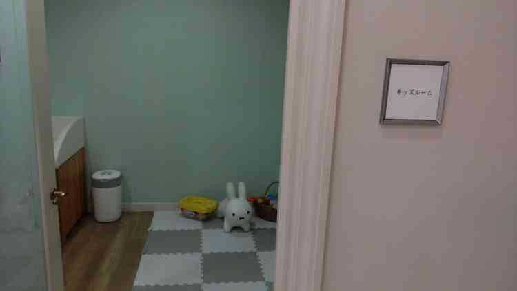 キッズルームも用意されていて、お子様連れのゲストにも優しい設備でした。