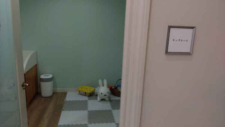 キッズルームも用意されていて、お子様連れのゲストにも優しい設備でした。