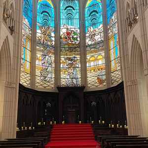 1枚1枚のステンドグラスに意味の込められた大聖堂。天井高は関東ナンバーワンの18m