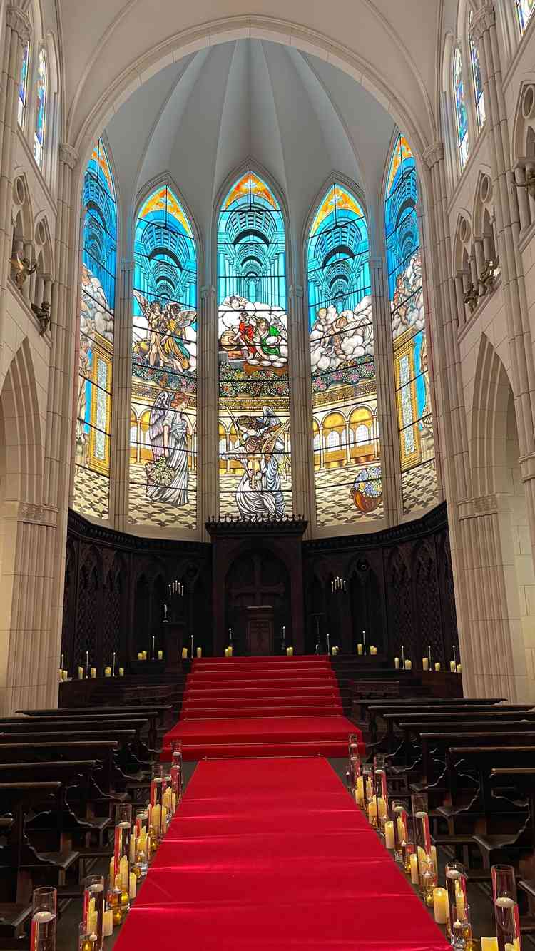 1枚1枚のステンドグラスに意味の込められた大聖堂。天井高は関東ナンバーワンの18m