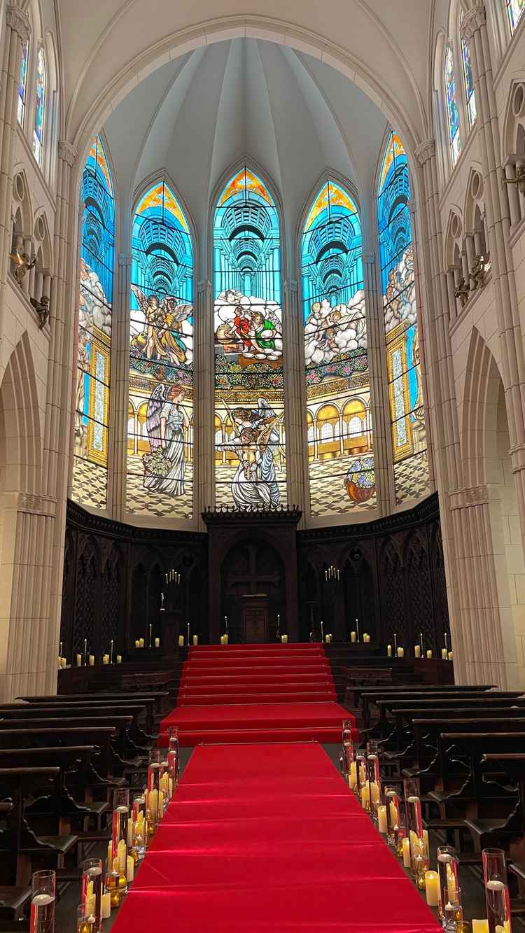 1枚1枚のステンドグラスに意味の込められた大聖堂。天井高は関東ナンバーワンの18m