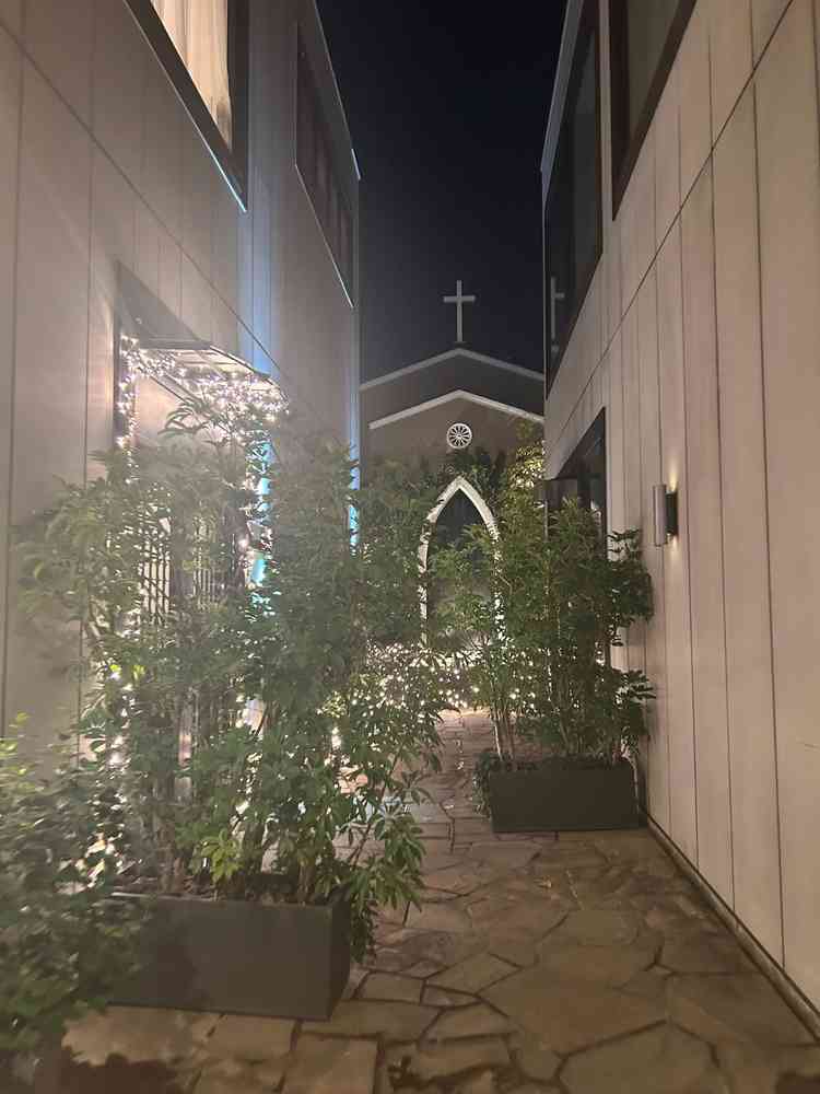 チャペルに入る所。イルミネーションもあり夜でもキラキラしていて綺麗。冬のロケーションの方が映えそう。