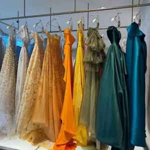 カラードレスも豊富に取り揃えられており、素敵でした。ホテルに合うモダンな印象のデザインが多い。