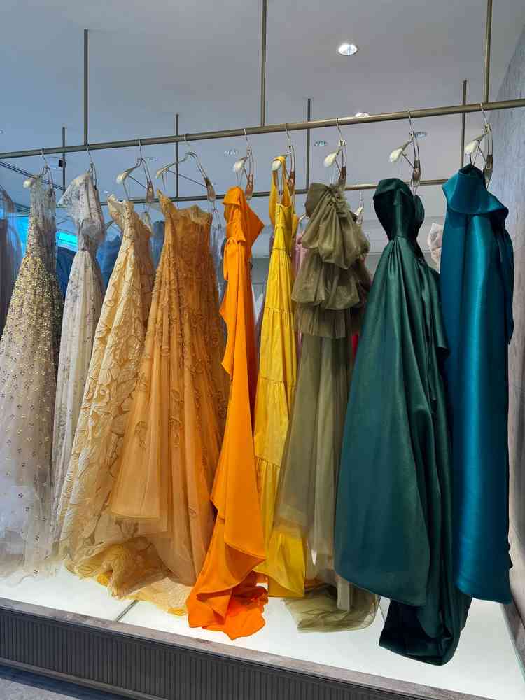 カラードレスも豊富に取り揃えられており、素敵でした。ホテルに合うモダンな印象のデザインが多い。
