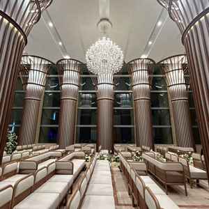 階段での入場演出と生演奏が感動的でした。