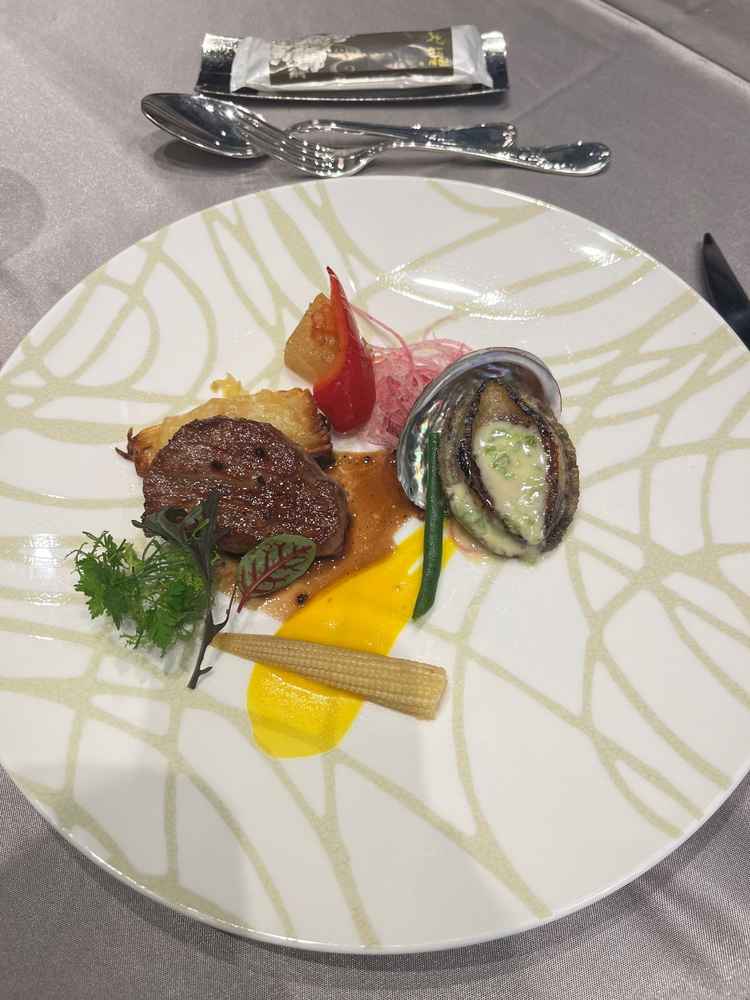 お肉料理と魚料理のワンプレート。鮑もお肉も柔らかくてとても美味しかった。