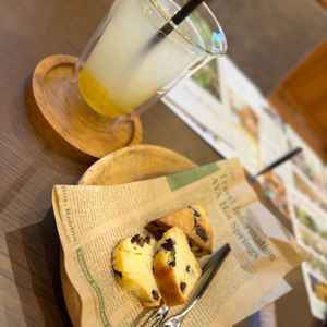 着いてすぐいただいたお菓子と飲み物。飲み物無くなる前に次は何飲みますか?と聞いてくれて配慮がよかった