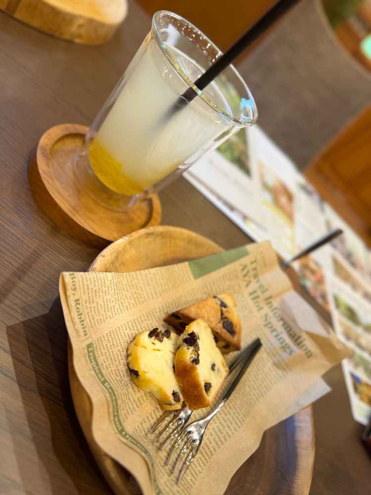 着いてすぐいただいたお菓子と飲み物。飲み物無くなる前に次は何飲みますか?と聞いてくれて配慮がよかった