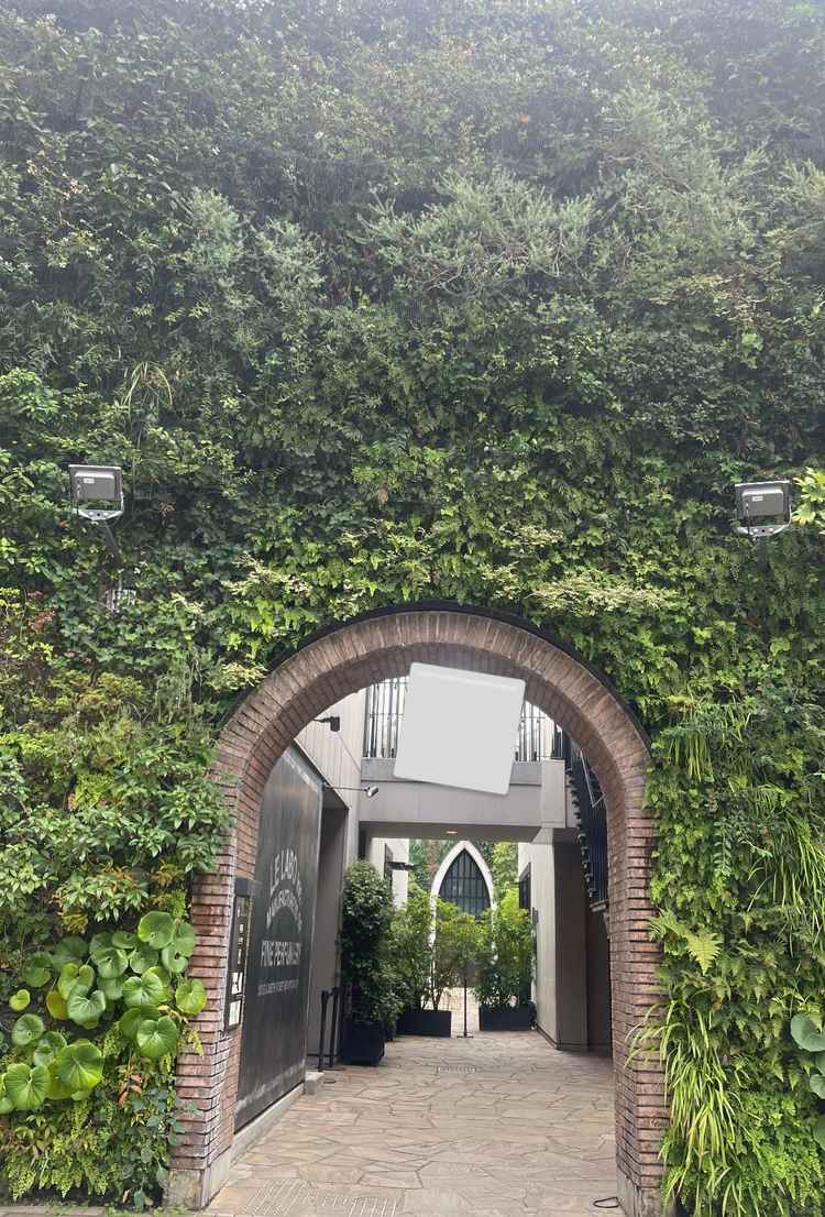 道路沿いにすぐチャペルがあるのではなく、アーケードの奥にあるので、2人の空間が作れそうでした。