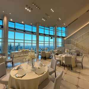 披露宴会場全体の雰囲気。天井が高いため閉鎖感なく、階段が魅力的でした。