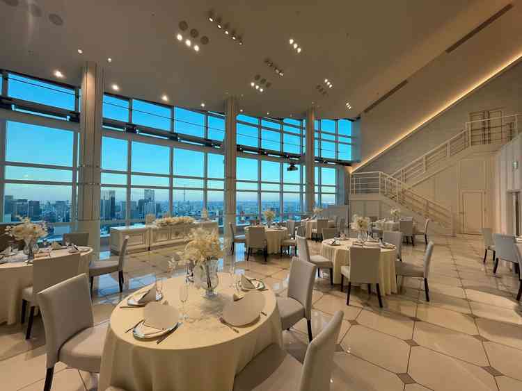 披露宴会場全体の雰囲気。天井が高いため閉鎖感なく、階段が魅力的でした。