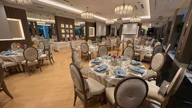 披露宴会場。長方形型で入り口は二つで一つはガーデンからの登場もできる。