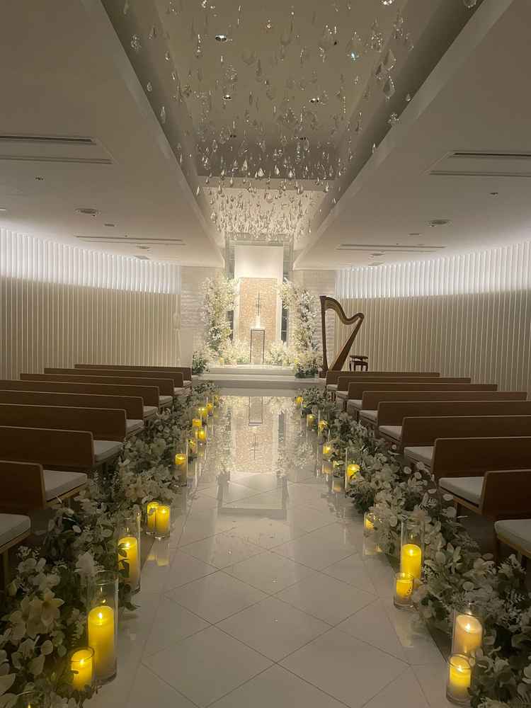 チャペルの照明を変えられるとのことでした。暗くすると雰囲気がガラッと変わり、演出に是非使い思います。