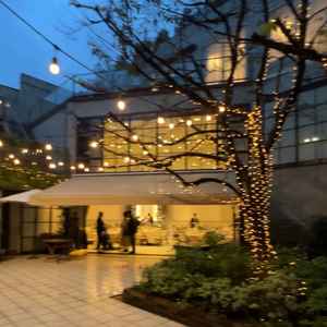 ガーデンまで繋がっている披露宴会場。雨の日でも大きいオーニングを出すことでガーデンと一体感有り。