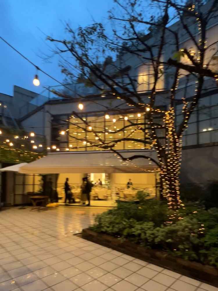 ガーデンまで繋がっている披露宴会場。雨の日でも大きいオーニングを出すことでガーデンと一体感有り。
