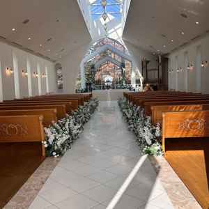 窓が大きく、明るい陽の光が入ってくる綺麗なチャペルだった。バージンロードも長く、座席も多かった。