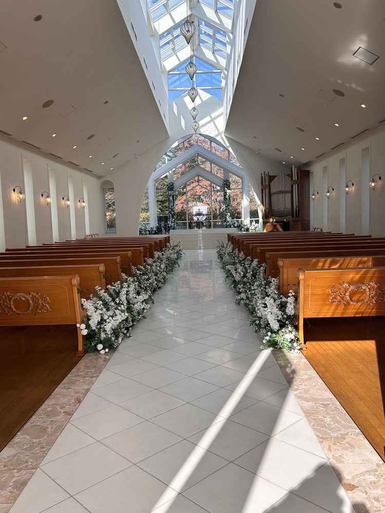 窓が大きく、明るい陽の光が入ってくる綺麗なチャペルだった。バージンロードも長く、座席も多かった。