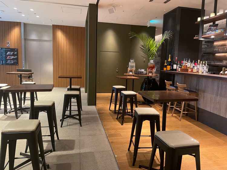 ウェルカムドリンクを提供してくれる場所で、十分な椅子とテーブルがありました。