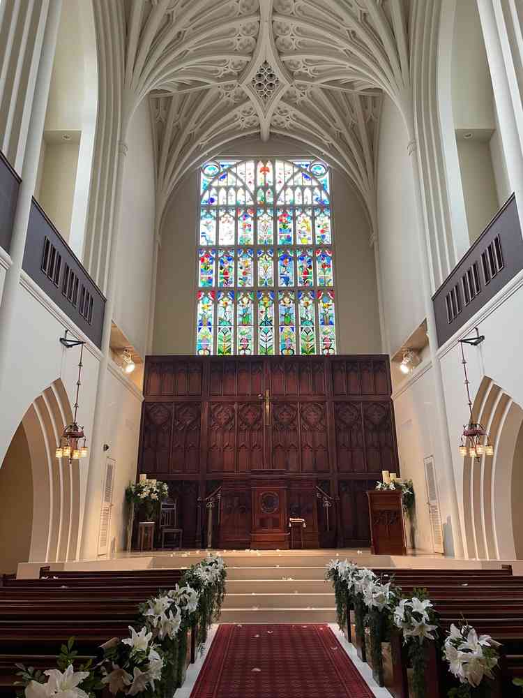 大聖堂は2階建で、パイプオルガンの音色が響き渡り開放感のある教会です。