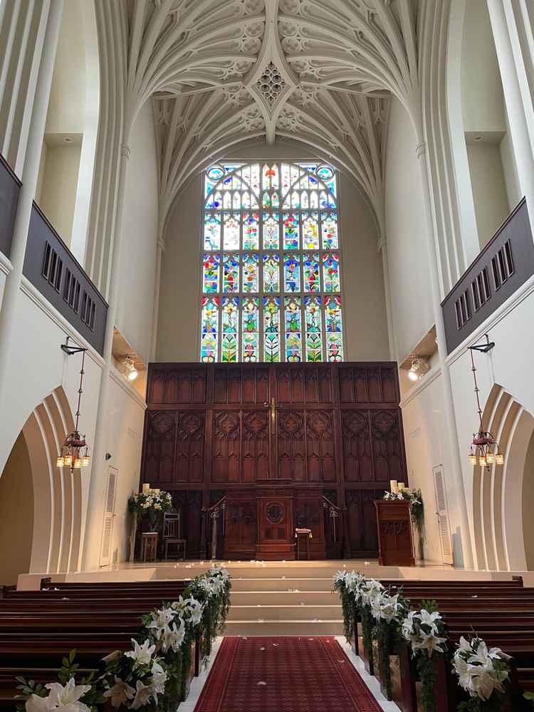 大聖堂は2階建で、パイプオルガンの音色が響き渡り開放感のある教会です。