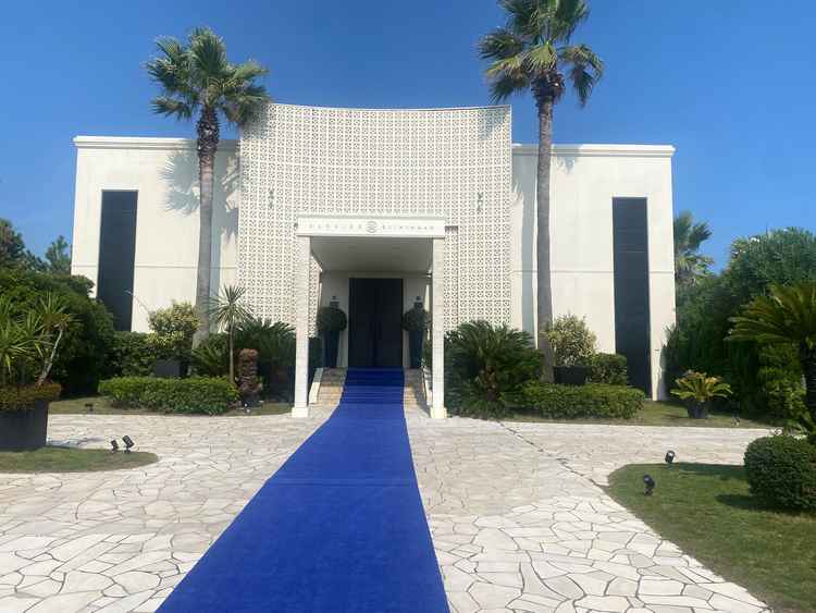 正面玄関の写真です。センターの絨毯の青色が建物の白色と合っていて素敵でした。