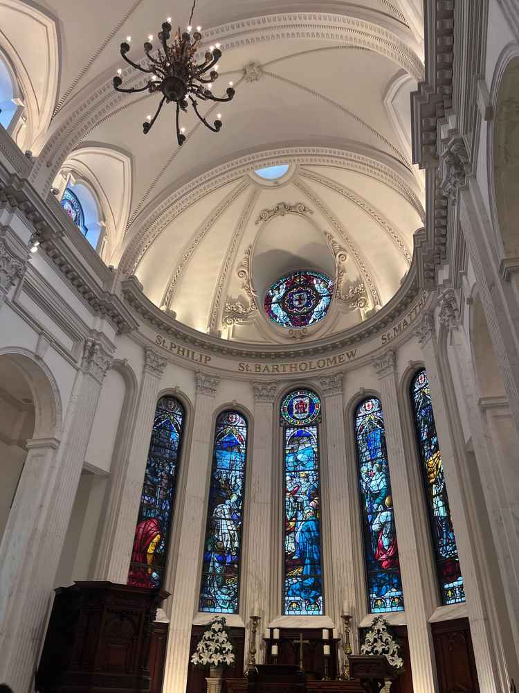 チャペルのステンドグラス。イスは古い教会から取り寄せたもので焦茶色と白壁のコントラストが綺麗でした。