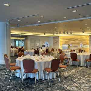 ガーデンがついていて、みなとみらいの観覧車が見える披露宴会場でした。