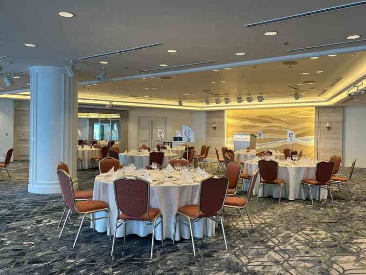 ガーデンがついていて、みなとみらいの観覧車が見える披露宴会場でした。