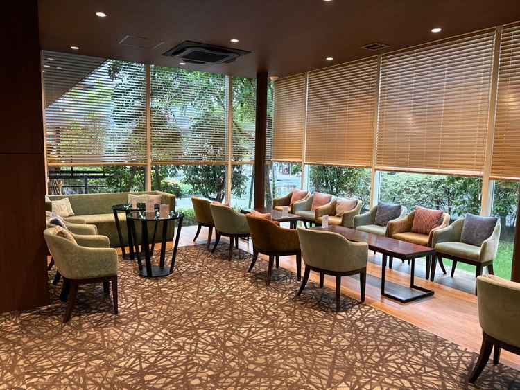 ゲストの待合室です。カジュアルな雰囲気で見た目は良かったのですが、収容人数に対して小さい気がしました