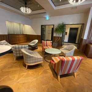 待合室はゲストと親族の部屋が繋がっており、披露宴での改まった挨拶を省略でき緊張感を和らげる仕様で良い