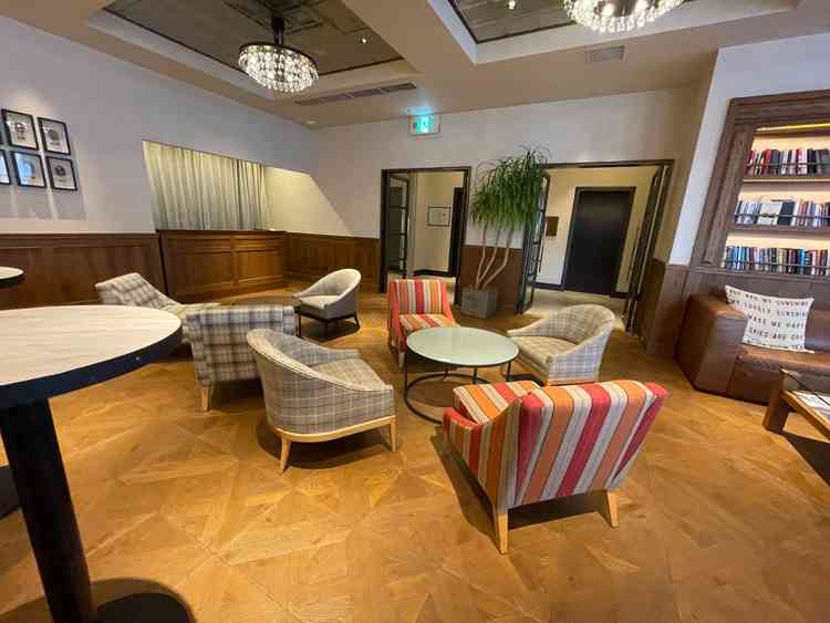 待合室はゲストと親族の部屋が繋がっており、披露宴での改まった挨拶を省略でき緊張感を和らげる仕様で良い