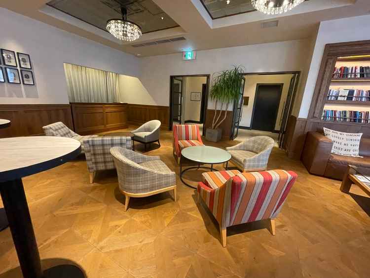 待合室はゲストと親族の部屋が繋がっており、披露宴での改まった挨拶を省略でき緊張感を和らげる仕様で良い