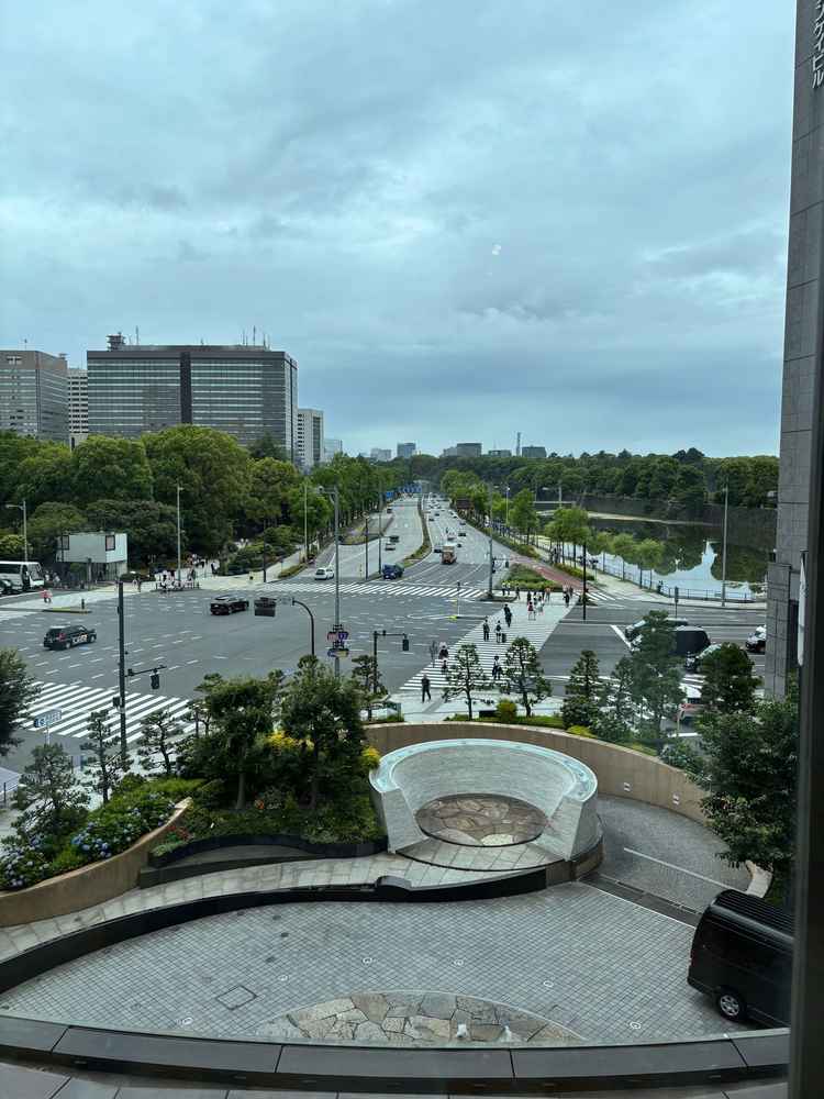 大きな窓から皇居の緑がしっかり見えて、都会の真ん中とは思えない開放感。ゲストもテンション上がりそう。