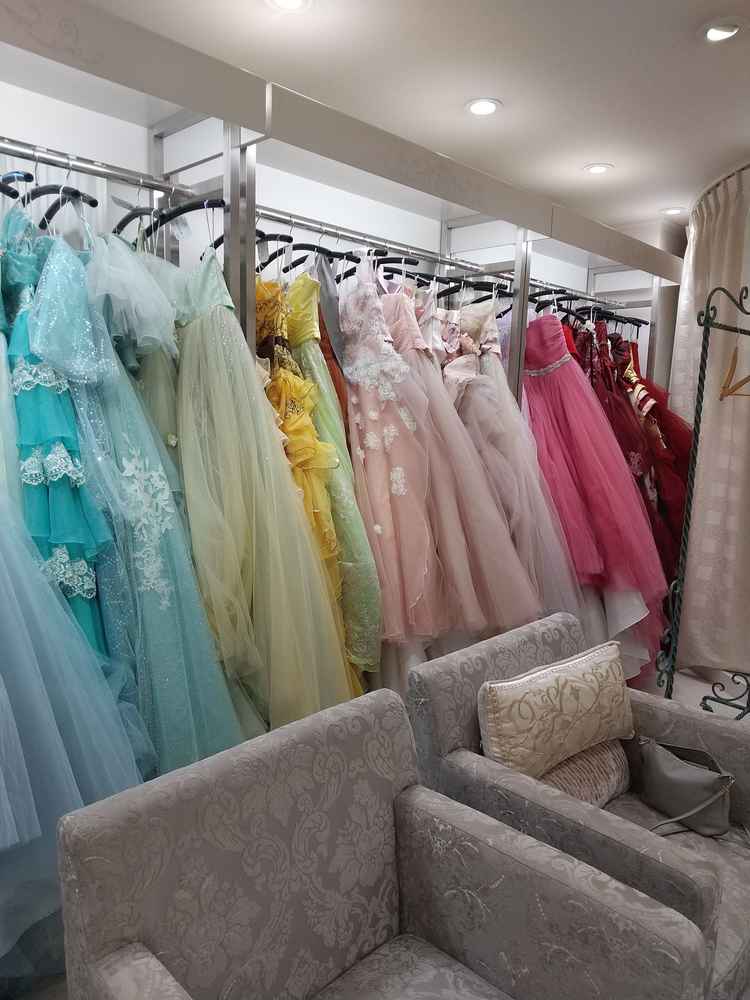 カラードレスもたくさんありました。