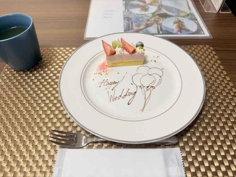 試食でいただいたケーキです。いちごのケーキと抹茶のケーキ、美味しかったです。