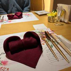 ナプキンがハート型に折られていたりハーブの花束やバターがハート型など細かいところまで可愛かったです。