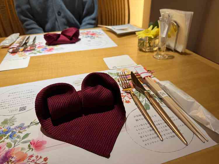 ナプキンがハート型に折られていたりハーブの花束やバターがハート型など細かいところまで可愛かったです。